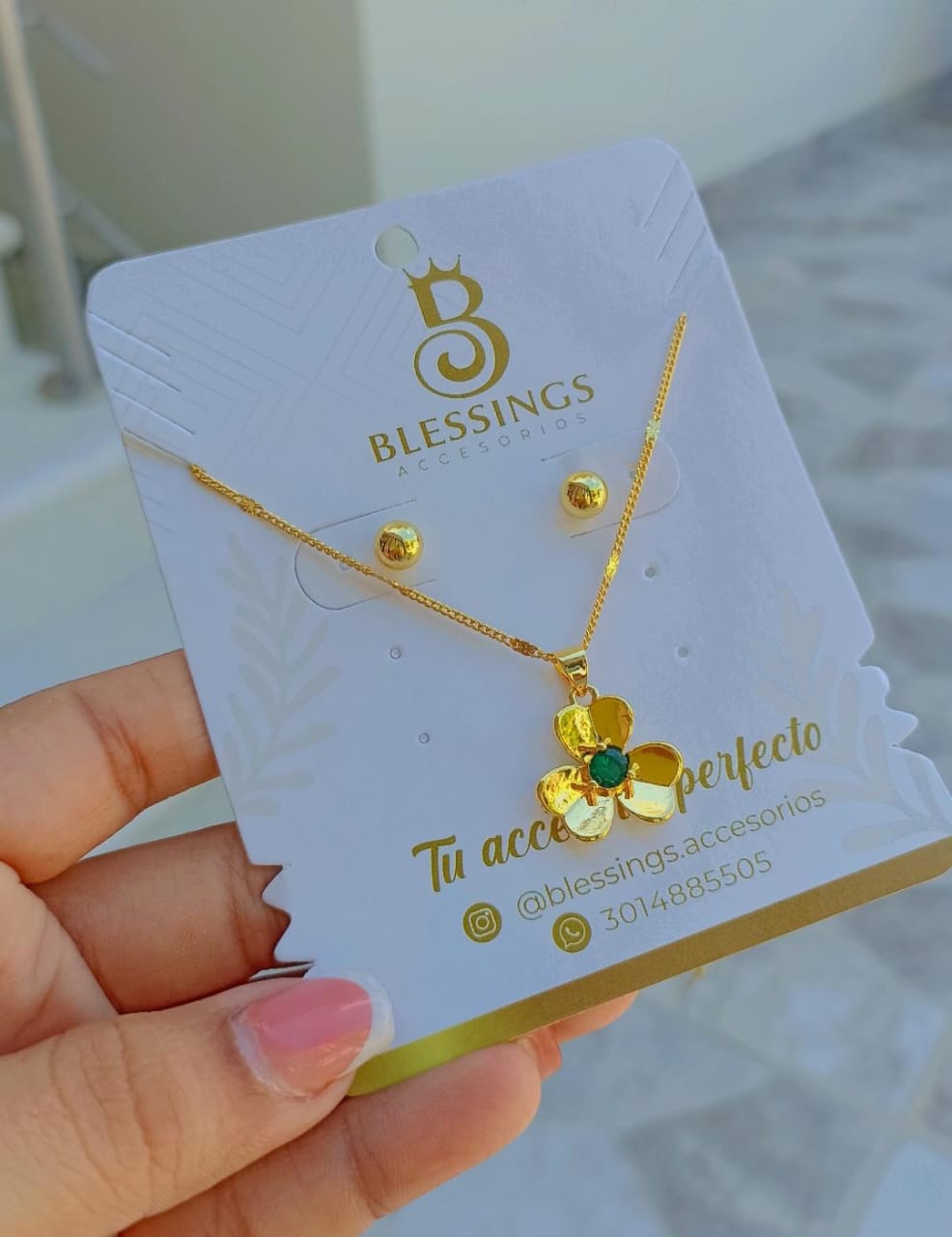 Set Dorado “Flor Esmeralda” de Acero Rodinado – Collar y Aretes Inspirados en la Naturaleza