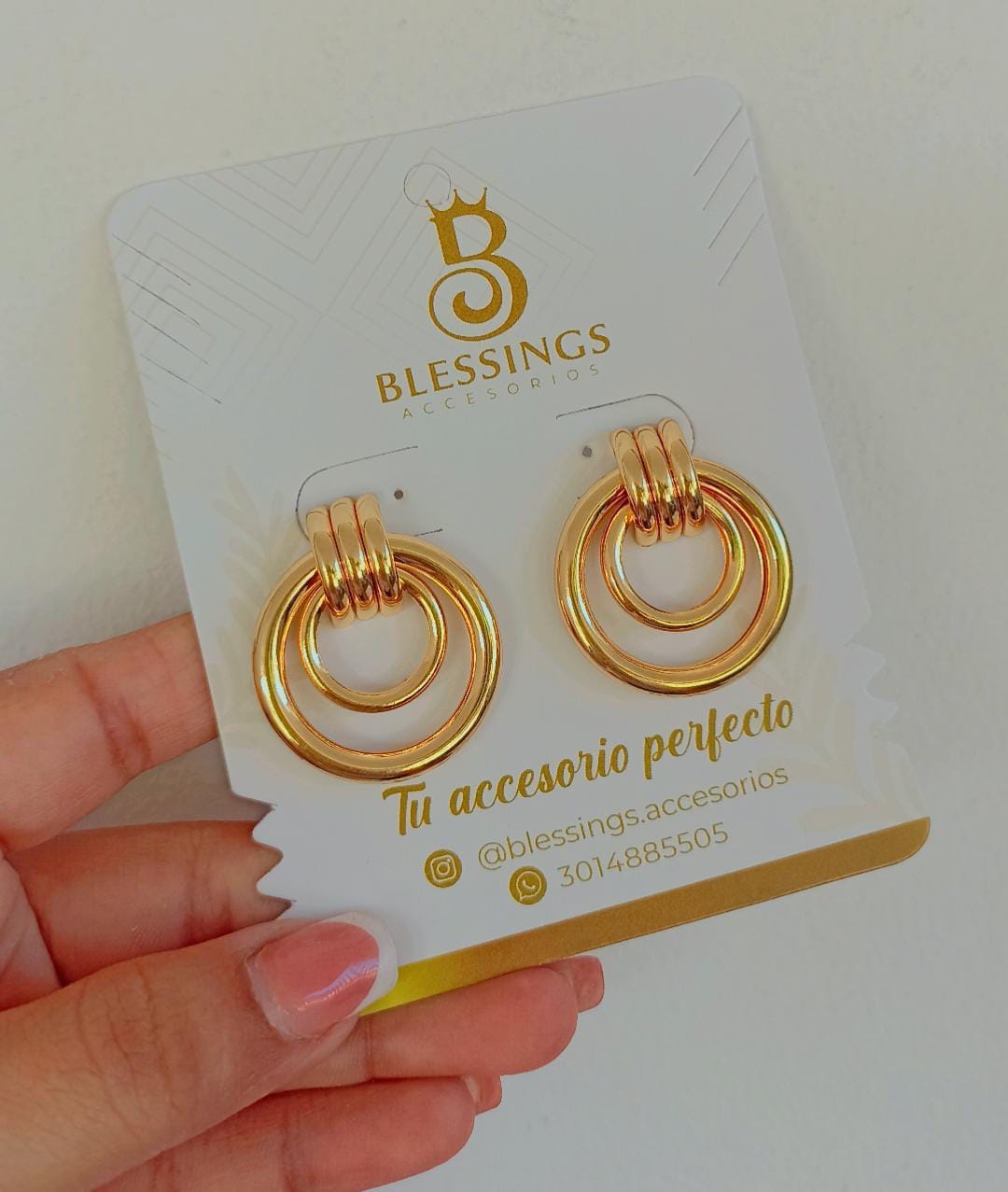 Aretes Dorados “Doble Aro” – Elegancia Atemporal