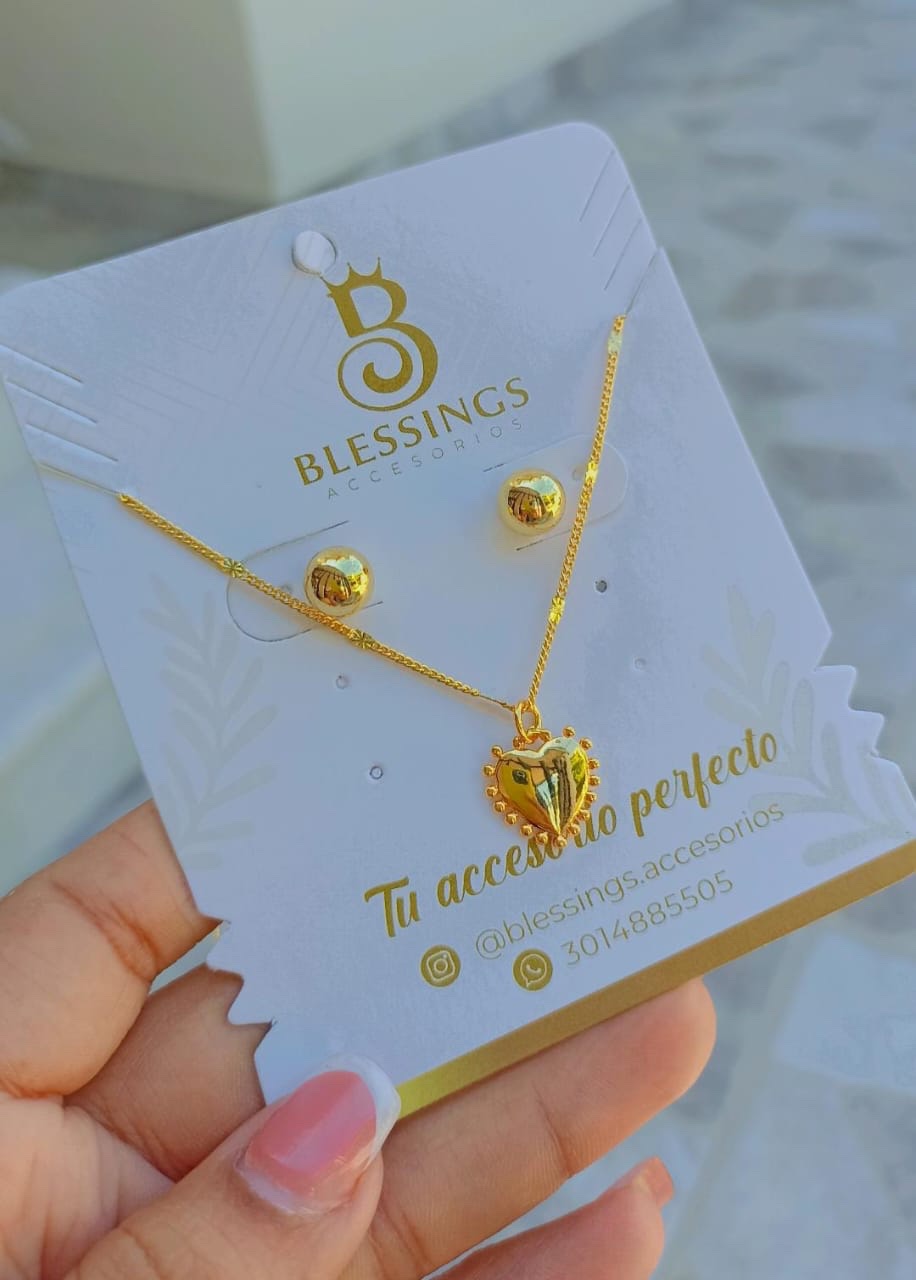 Set Dorado “Corazón Radiante” de Acero Rodinado – Collar y Aretes con Toque de Amor