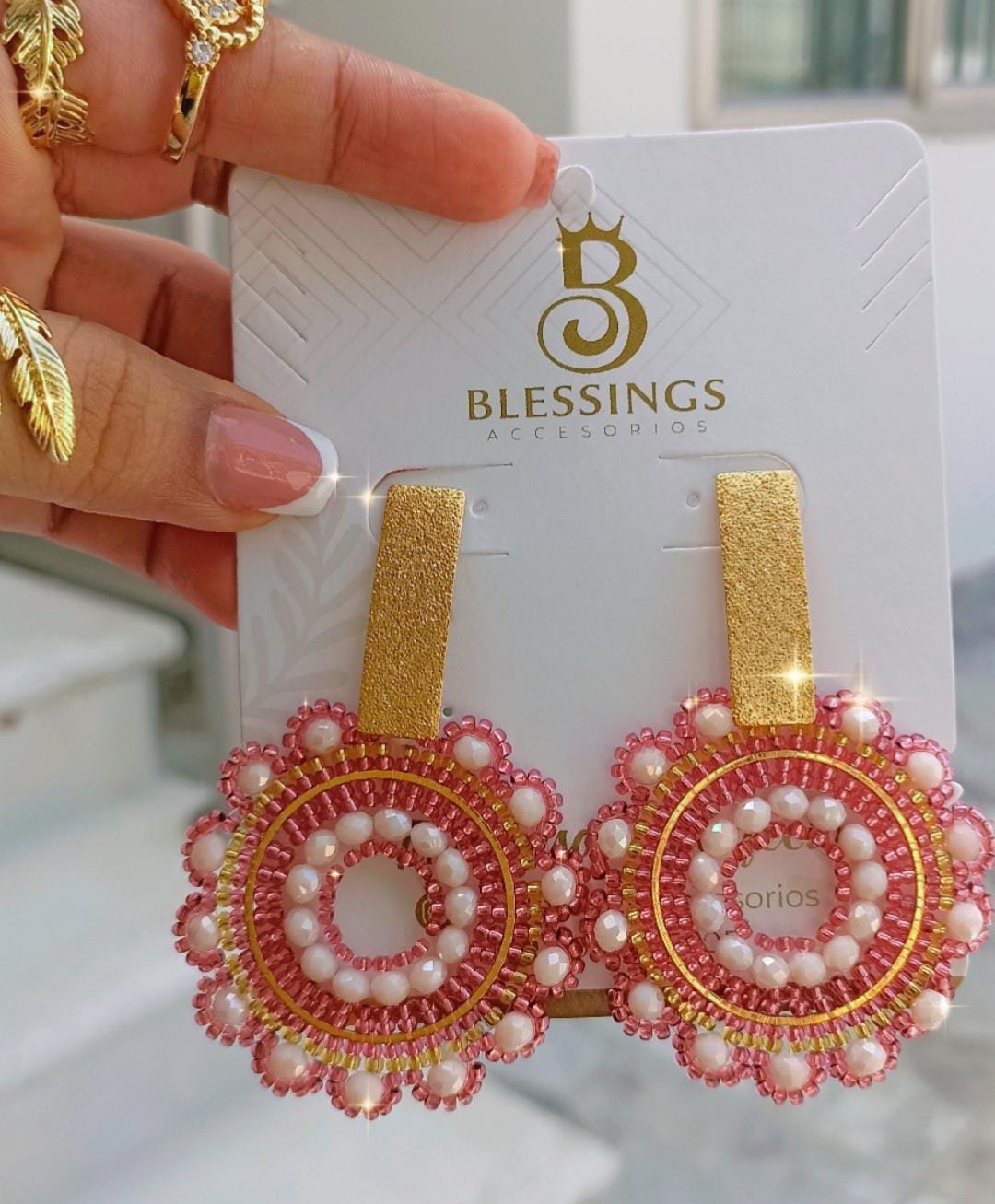 Aretes Florales “Rosa Glam” – Brillo y Elegancia Artesanal