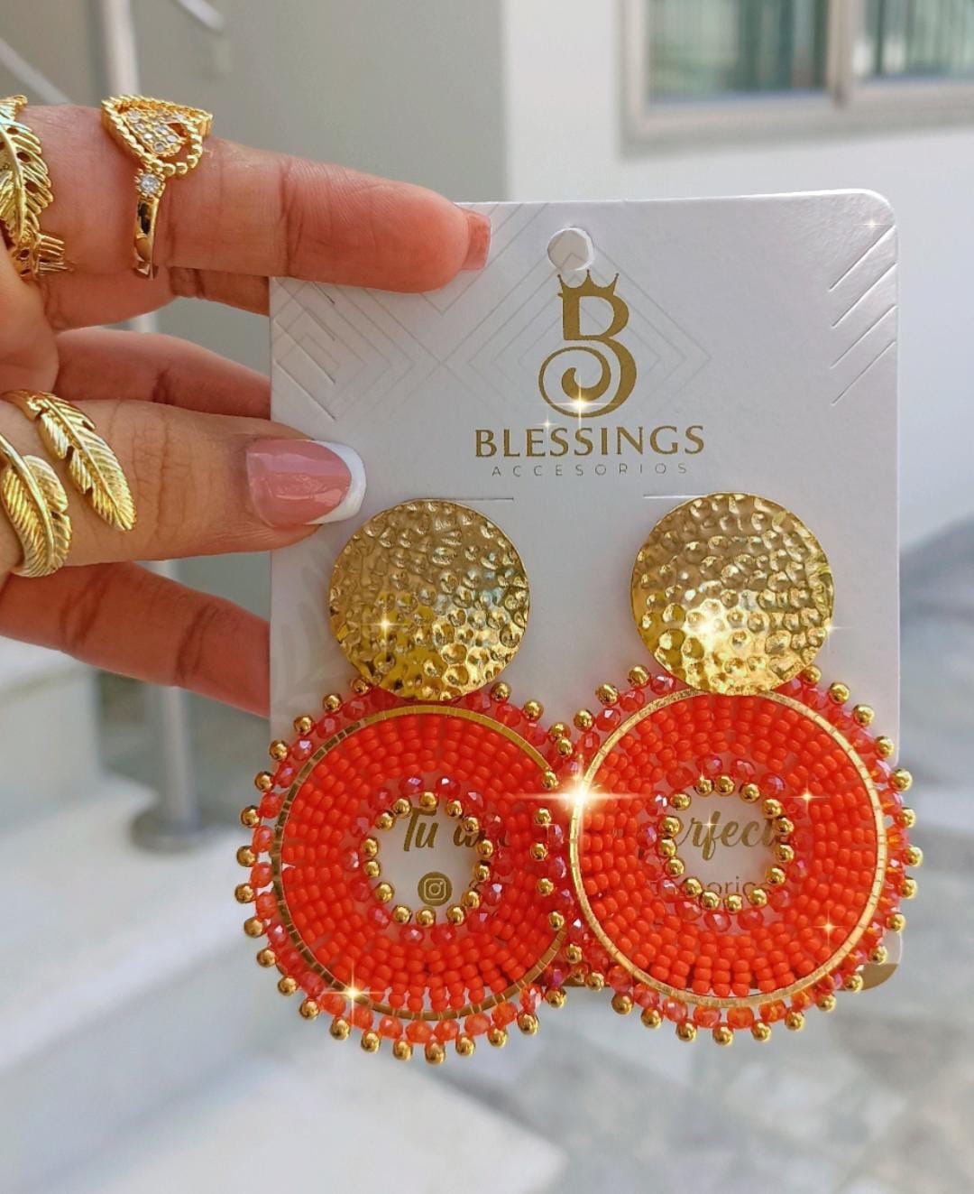 Aretes Circulares Coral y Dorado – Estilo Único