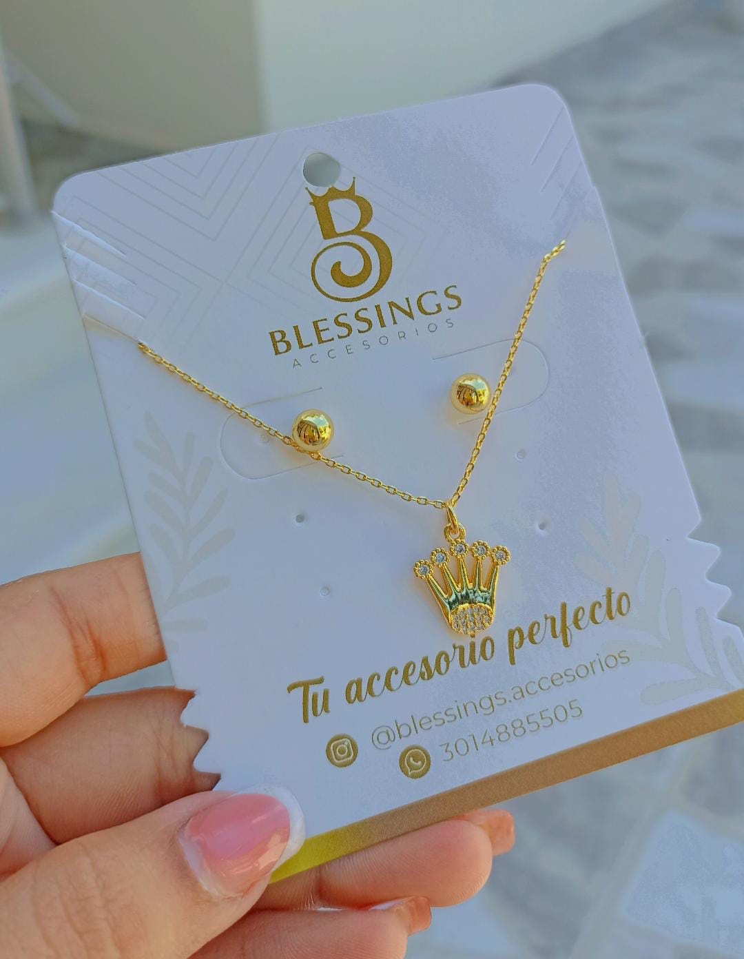 Set Dorado “Corona Real” de Acero Rodinado – Collar y Aretes con Brillo y Elegancia